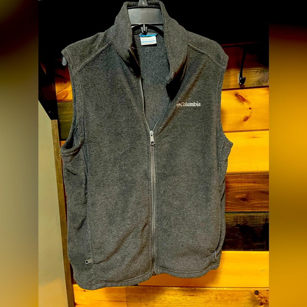 Men's Columbia vest/Size small. Like new.
